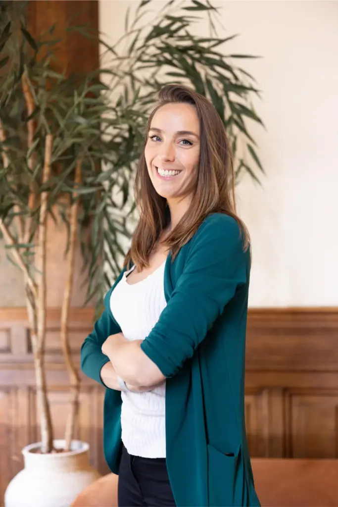 Renske Goedhart smiling in front of her office